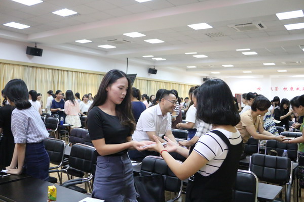 安海职校规范教师礼仪塑造教师形象