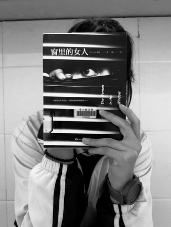 秀得一脸好书我校举办书脸秀摄影大赛