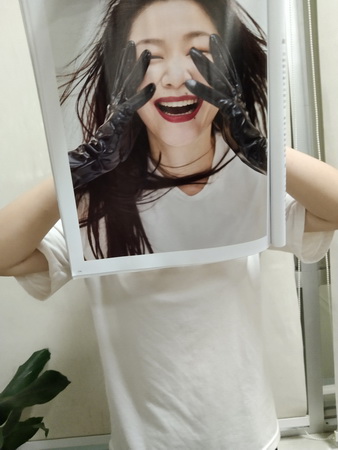 秀得一脸好书我校举办书脸秀摄影大赛